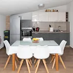 5 Bedroom Amazing In Dom wakacyjny *