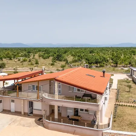 Сasa de vacaciones 5 Bedroom Amazing In