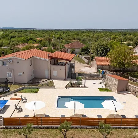 Сasa de vacaciones 5 Bedroom Amazing In Bogatić