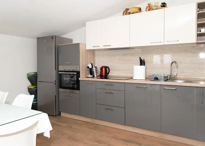 Сasa de vacaciones 5 Bedroom Amazing In Bogatić