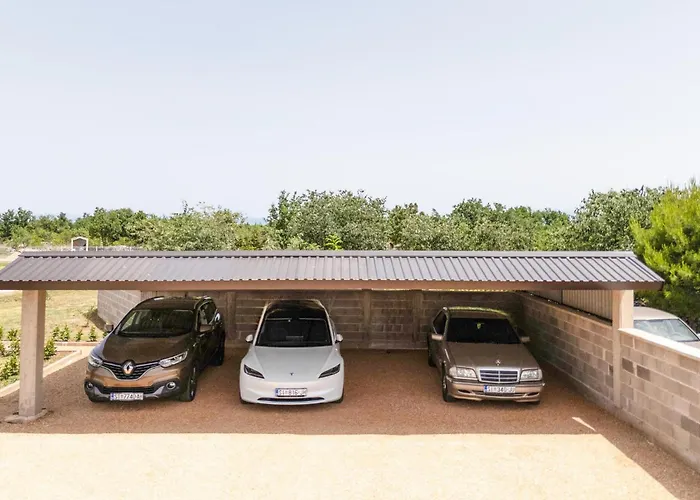 5 Bedroom Amazing In Сasa de vacaciones Bogatić