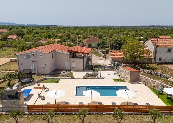 Сasa de vacaciones 5 Bedroom Amazing In Bogatić