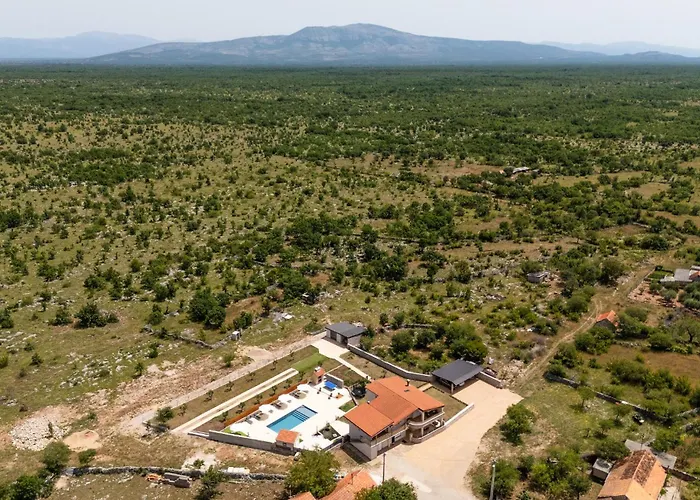 5 Bedroom Amazing In *